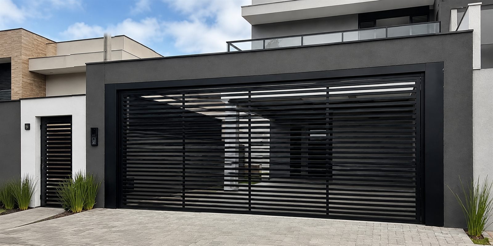 Portão de elevação basculante metálico fabricado pela Pablo's Serralheria em garagem na Grande Florianópolis